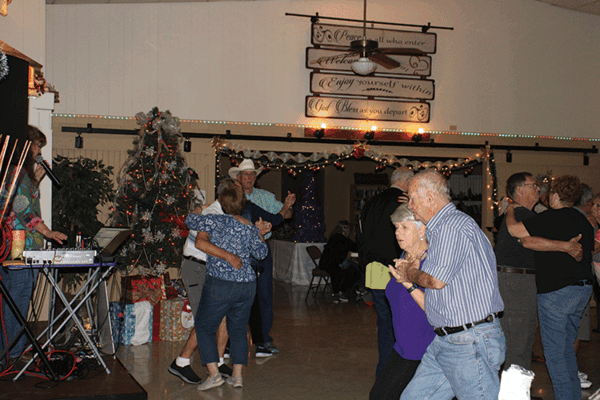 20221130 Leslie Blasing at Golf View Estates Dance IMG 8601 web